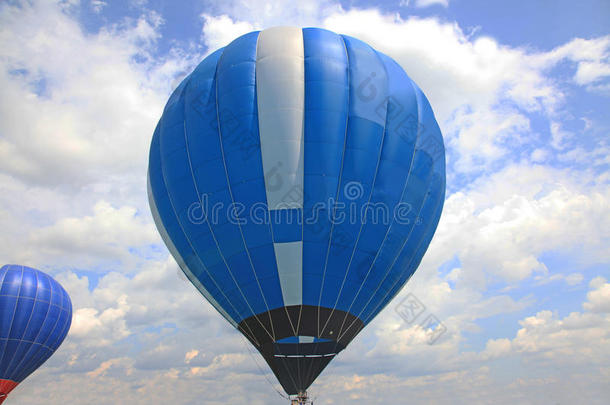 蓝色天空气球