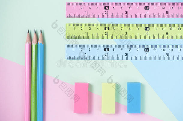 绿色的,蓝色,粉红色的<strong>橡皮擦</strong>和<strong>橡皮擦</strong>和铅笔