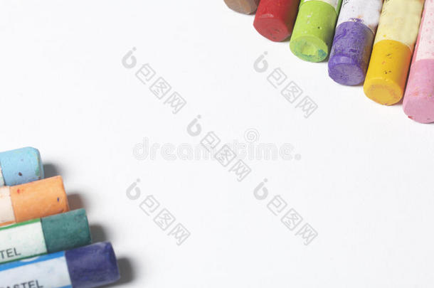富有色彩的用彩色蜡笔画彩色粉笔躺采用一圆.
