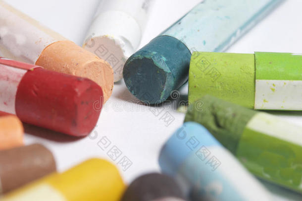 富有色彩的用彩色蜡笔画彩色粉笔躺采用一圆.