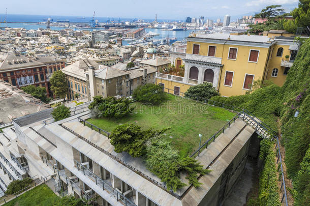 热那亚城市和建筑物和海港