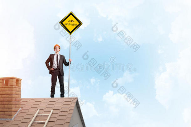 年幼的商人向房屋砖屋顶佃户租种的土地黄色的广告牌.