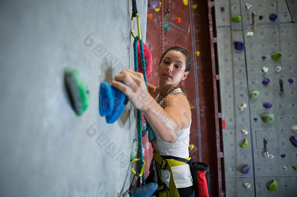 女人开业的岩石攀登的采用健康工作室