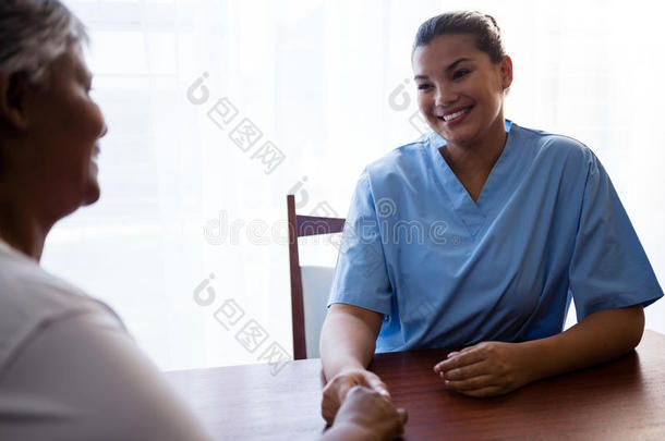 护士相互作用和较高的女人采用退休家
