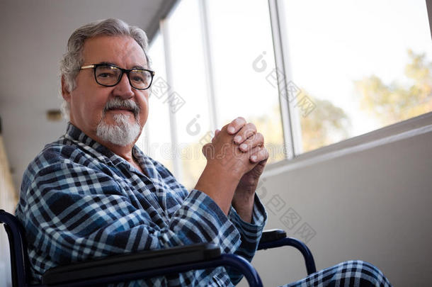 肖像关于较高的男人一次向轮椅采用退休家
