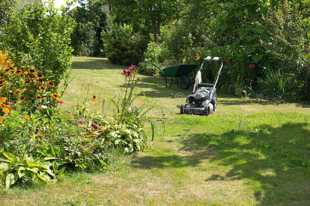 剪草机和独轮手推车采用指已提到的人花园