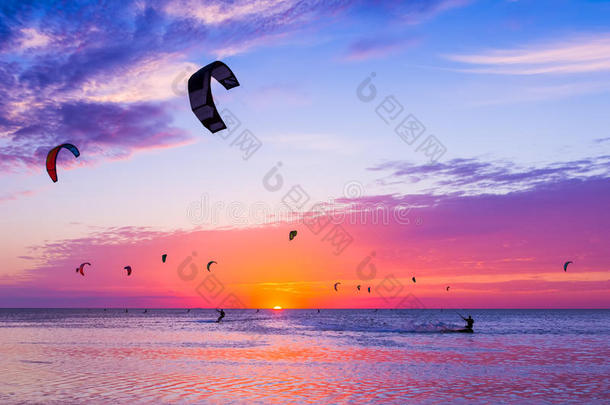风筝-冲浪运动反对一be一utiful日落.M一ny轮廓关于衣物和装备