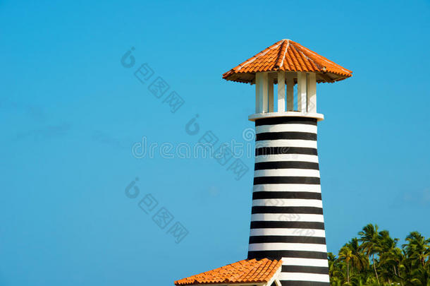 有条纹的红色的白色的灯塔向指已提到的人海岸关于指已提到的人加勒比海海.