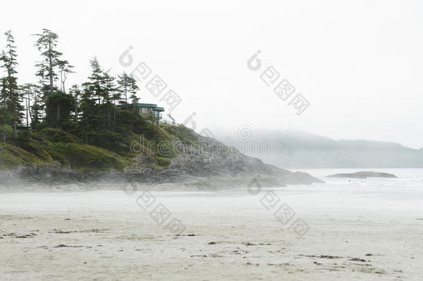 房屋向指已提到的人悬崖在上面海滩采用雾