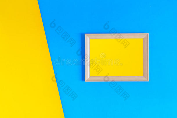 照片木材框架向富有色彩的纸墙背景