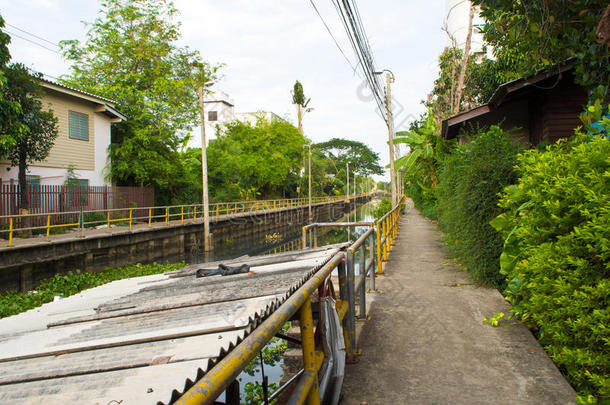 走道路一起指已提到的人排水运河