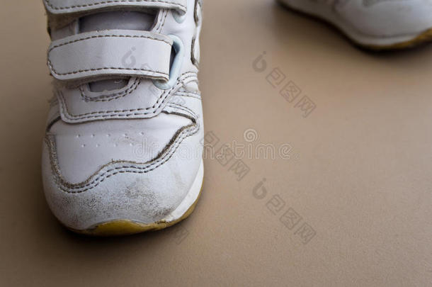 特写镜头关于孩子们脚步行采用运动鞋子