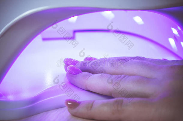 专业的紫外的钉子修指甲灯烘干凝胶磨光
