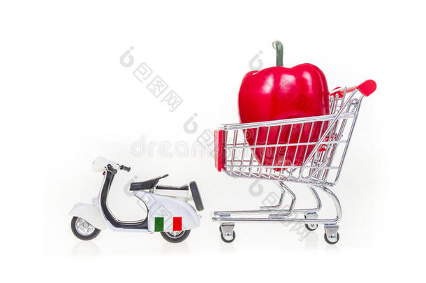 购物运货马车和红色的钟胡椒拉在旁边小型摩托车采用意大利是（be的三单形式