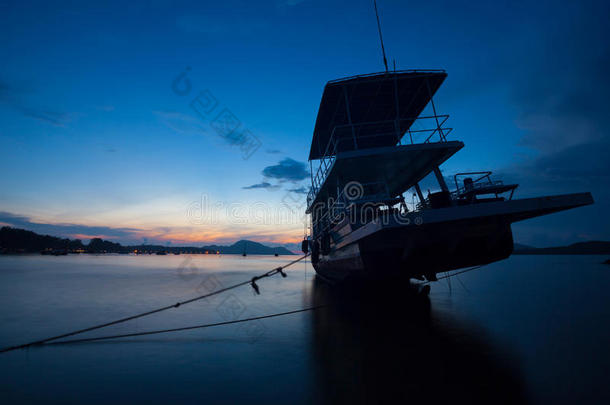 美丽的日出海景画看法和小船采用普吉岛岛.