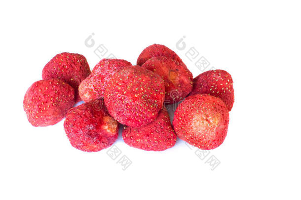 全部的使结冰干燥的<strong>草莓</strong>向一白色的b一ckground.