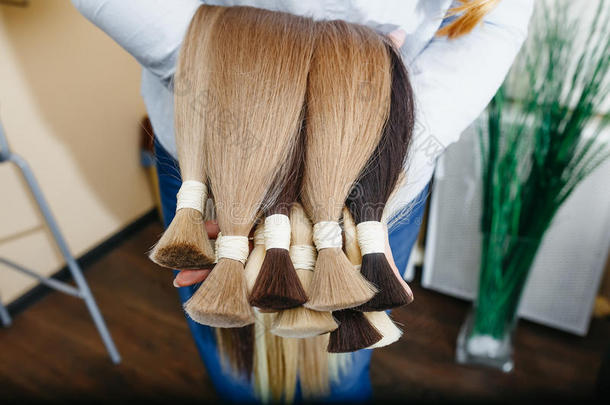 女人保存头发伸展设备关于自然的头发.头发萨姆普