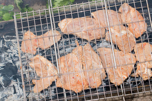 barbecue吃烤烧肉的野餐肉向指已提到的人烧烤美味的厚厚的一块关于烧烤ed