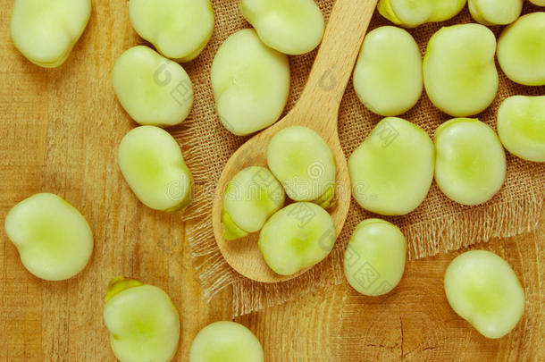 绿色的新鲜的宽阔的豆向老的木制的表.