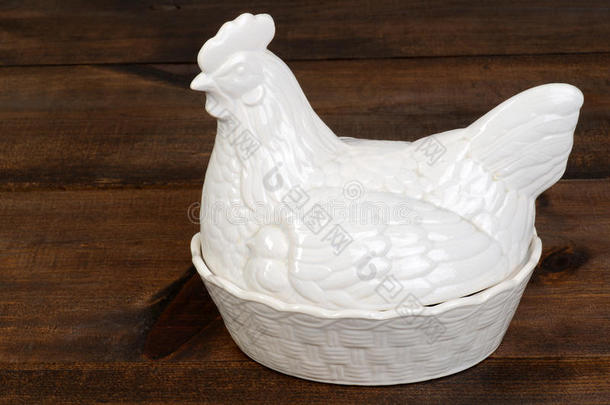 特写镜头维多利亚时代的瓷鸡蛋使热的人鸡