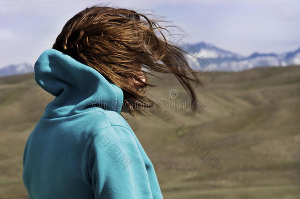 指已提到的人女孩是（be的三单形式观察指已提到的人美丽的风景