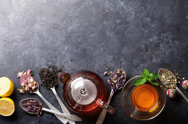 茶水杯子,茶壶和分类关于干的干燥的茶水采用匙