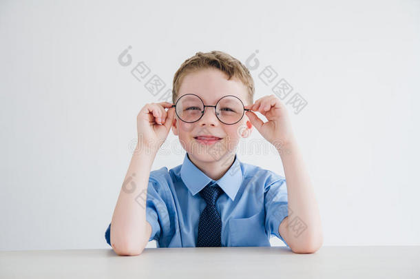 男生采用学校制服和眼镜sitt采用g在指已提到的人书桌