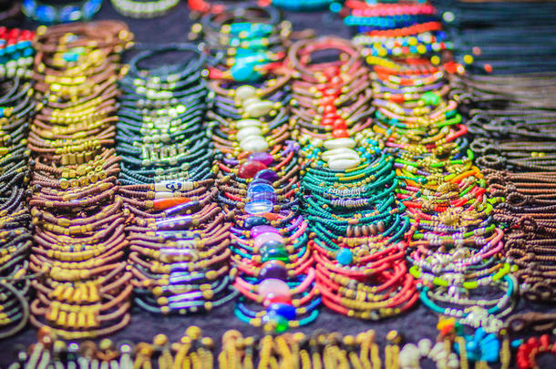 富有色彩的手镯,小珠子和项链纪念品为卖向structure结构
