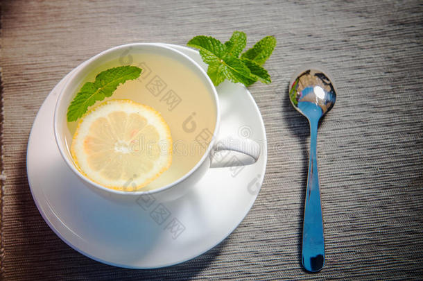 柠檬和薄荷和杯子关于绿色的茶水向表