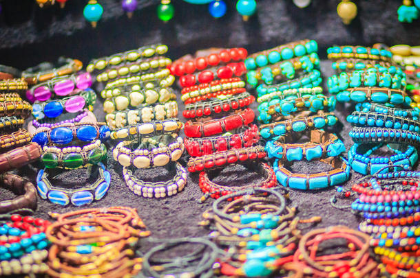 富有色彩的手镯,小珠子和项链纪念品为卖向structure结构