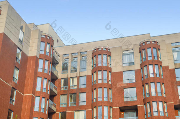 现代的各户有独立产权的公寓建筑物采用在商业区蒙特利尔