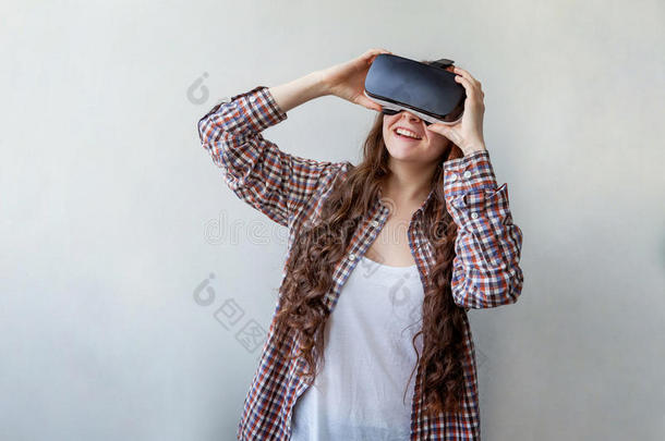 女人使用VirtualReality虚拟现实戴在头上的耳机或听筒