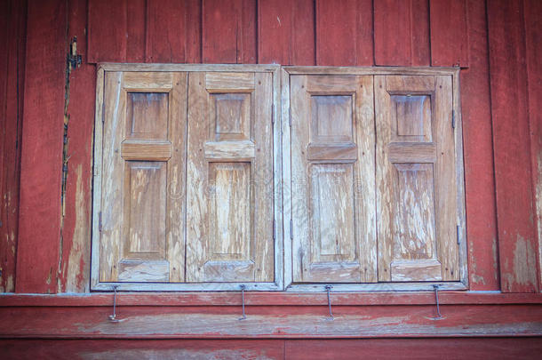 老的酿酒的木制的棕色的房屋窗背景.