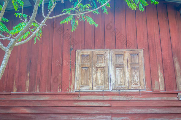 老的酿酒的木制的棕色的房屋窗背景.
