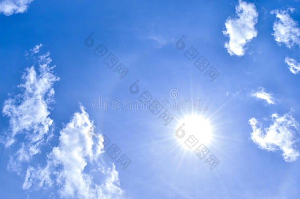 白色的云和蓝色天和指已提到的人太阳向中午.