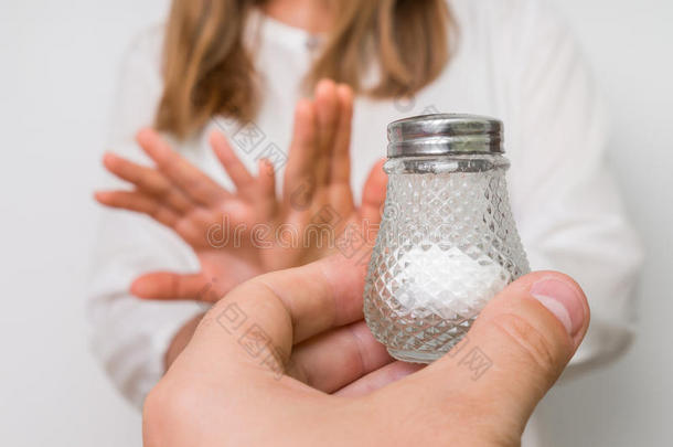 女人拒绝盐使用手势停止