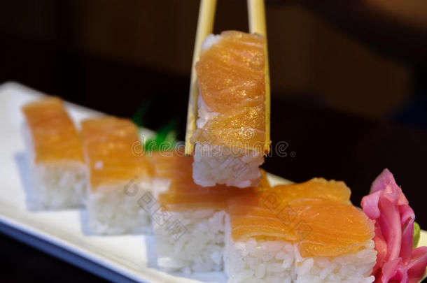 日本人食物鲑鱼寿司