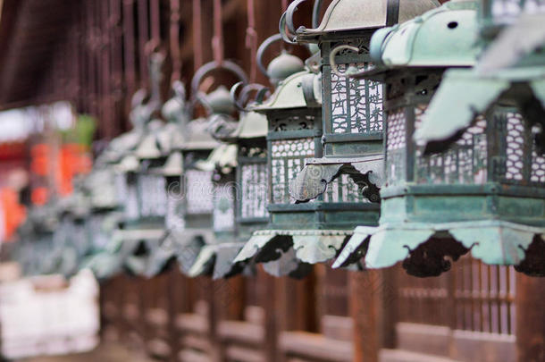 金属灯笼在奈良庙