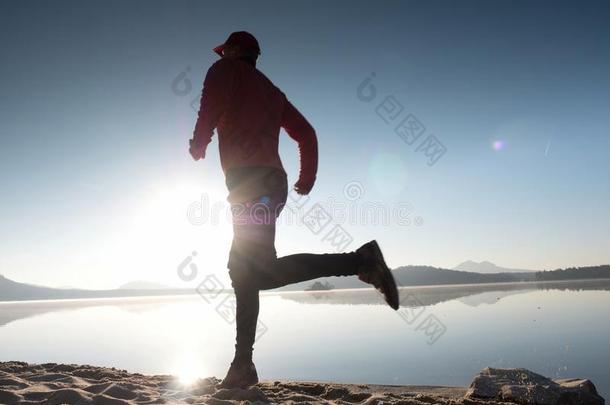 身材高的适合男人跑步快的在旁边指已提到的人海向指已提到的人海滩.强大的伦湖