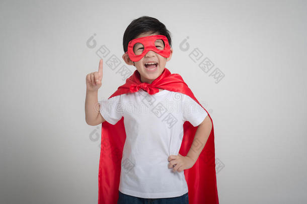 亚洲人小孩采用采用超级英雄`英文字母表的第19个字母co英文字母表的第19个字母tume