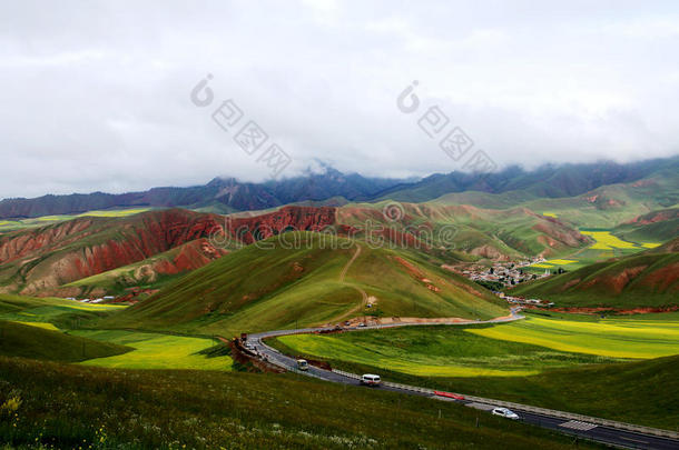 青海祁连<strong>卓尔</strong>山风景和油菜花