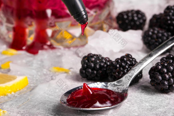 新鲜的和甜的黑莓.一勺和浆果果酱.紫色的第二类开尔文函数