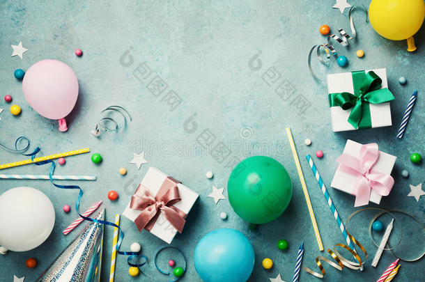 富有色彩的气球,现在的或赠品盒,五彩纸屑,糖果和斯特拉