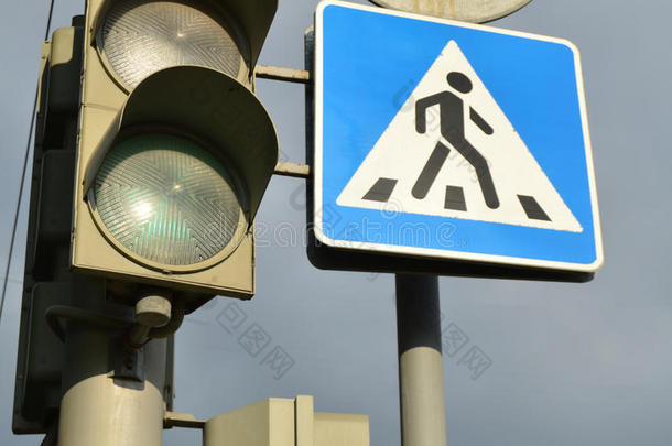 符号步行者人行横道和交通光向指已提到的人背景关于