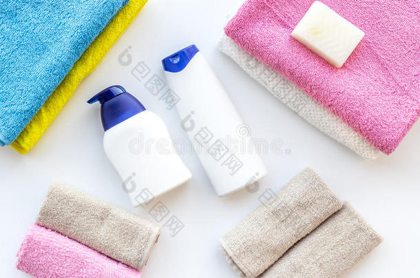 沐浴附件.毛巾,肥皂,洗发剂向白色的背景顶