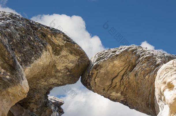 很身材高的砂岩岩石形成采用一弓形形状为拍照