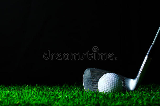 高尔夫球铁器和高尔夫球-球向绿色的草
