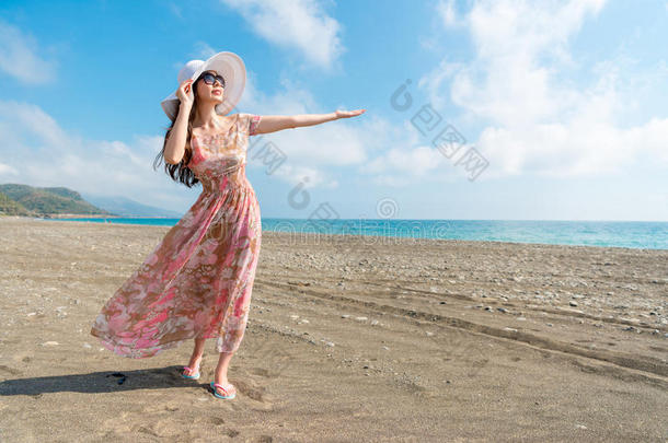 微笑的女人吹风海风微风手势