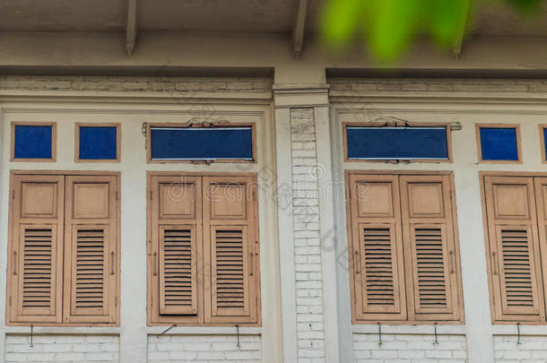 老的酿酒的房屋窗背景.