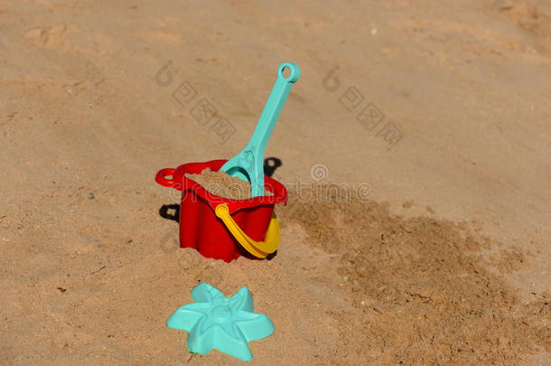 婴儿海滩玩具-水桶,铲子和<strong>倒霉</strong>。采用指已提到的人s和向一和煦的：照到阳光的